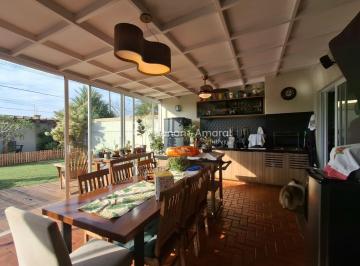 Casa · 177m² · 3 Quartos · 3 Vagas · Casa impecável com 3 suítes e quintal com lago e piscina em Betel