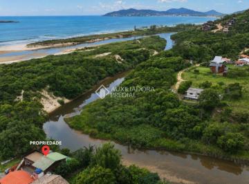 Casa · 203m² · 4 Quartos · 10 Vagas · Propriedade à beira do Rio Siriú, a poucos passos da praia