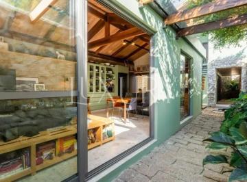 1 · Casa de Vila reformada à venda em Pinheiros, com 210 m², 3 suítes, 2 vagas, próximo à Faria Lima.