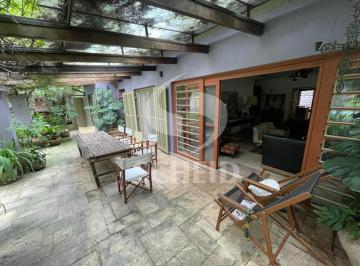 Casa · 293m² · 2 Quartos · 2 Vagas · Casa á Venda no Real Parque com 293m², 2 quartos sendo 2 suítes, 2 vagas.
