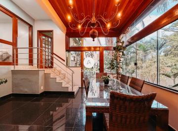 Casa · 560m² · 4 Quartos · 2 Vagas · 4 Suítes, 560m² Construídos em Lote de 800m², Ampla Área Verde Próxima ao Guará