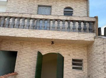 553f5043e40b1a9211b0d492a04403ad7dd69b80 · Sobrado com 4 residências bem distribuída e 1 ponto de comércio com 301m² de área construída, à vend