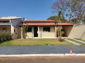 Casa · 105m² · 3 Quartos · 2 Vagas · Casa com 3 quartos, sendo 1 suíte  disponível para locação no bairro Lagoinha em Uberlândia-MG.