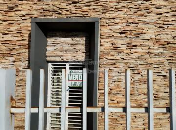 Casa · 428m² · 4 Quartos · 2 Vagas · Centro - Imóvel em terreno de 428 m² e 300 m² de construção, originalmente residencial, mas já com d