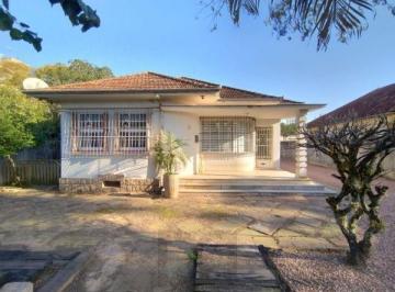 .jpg+2025-03-04 · Casa em Porto Alegre, no bairro Vila Nova, com 3 dormitório(s), e 3 banheiros, à