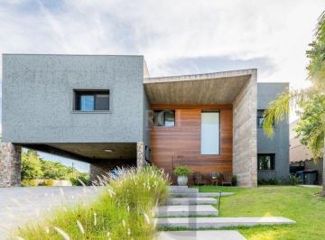 Casa · 550m² · 5 Quartos · 4 Vagas · Casa no condomínio Terra Ville, totalmente mobiliada e automatizada.