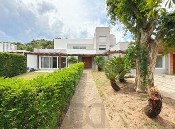 Casa · 200m² · 5 Quartos · 2 Vagas · Linda Residência em Condomínio Fechado no Bairro Pedra Redonda.