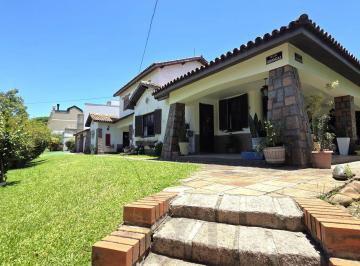 Casa · 277m² · 4 Quartos · 3 Vagas · Belíssima casa de esquina, em estilo colonial com 277m2 de área privativa, terre