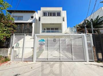Casa · 225m² · 3 Quartos · 4 Vagas · Linda residência com  3 dormitórios, sendo 1 suíte, com Linda Vista do Bairro.