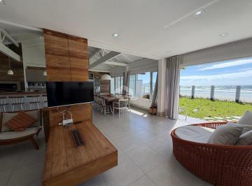 Casa · 119m² · 4 Quartos · 2 Vagas · Casa pé na areia no Canto Grande em Bombinhas SC