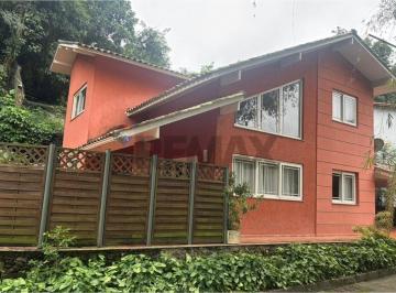 Casa · 256m² · 4 Quartos · 2 Vagas · Casa à venda em São Francisco, Niterói, com 256 m², 4 quartos (2 suítes, 1 no térreo) e ampla área v