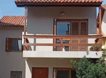 Casa · 197m² · 3 Quartos · 2 Vagas · Sobrado diferenciado com 3 dormitórios com sacada, no Bairro Guarujá.
