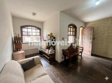 Casa · 370m² · 5 Quartos · 2 Vagas · Ampla casa bem localizada!