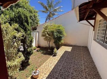 Casa · 330m² · 3 Quartos · 2 Vagas · Venda de casa com quintal grande e 3 quartos em São Pedro bairro Jd Marluz.