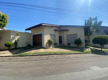 Casa · 295m² · 3 Quartos · 6 Vagas · Casa de Condomínio para alugar em Dois Córregos de 295.00m² com 3 Quartos, 1 Suite e 6 Garagens