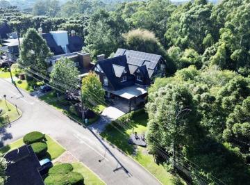 124509c6198a57715673472a652367.jpeg · Vende-se Casa de 04 dormitórios sendo 02 suítes, 495m² – Aspen Mountain, Gramado/RS