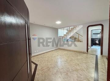 Casa · 300m² · 3 Quartos · 5 Vagas · Sobrado com 3 pavimentos e fundo reserva para locação no Aruã