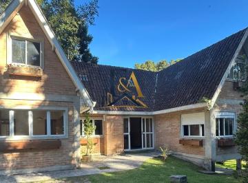 Casa · 300m² · 6 Quartos · 5 Vagas · Duas Belíssimas Casas a Apenas 2 km do Capivari - Excelente Oportunidade de Investimento.