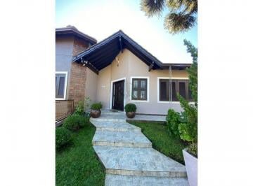 Casa · 2 Vagas · Casa de Esquina com Amplo Espaço e Belíssimo Jardim