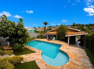 f3129fc2039fb93aefe1a82df85a00894a46efa1 · Casa com Clima de Campo, Vista para o Lago, Piscina e 4 Dormitórios.