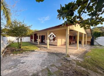 Casa · 100m² · 3 Quartos · Casa com piscina e amplo espaço de terreno