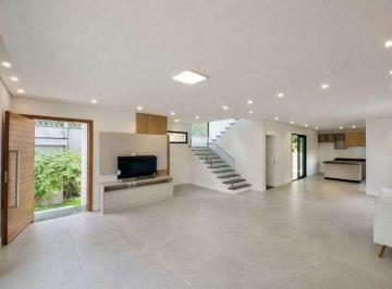 Casa de 3 quartos, Carapicuíba · Casa para venda e locação na Granja Viana - 366 m² com 3 suítes e 4 vagas cobertas