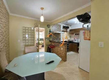 Casa de 6 quartos, Planaltina · 6 quartos, sendo 1 suíte, cozinha com armários, varanda, permuta, financiamento e fgts