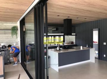 Casa · 400m² · 4 Quartos · 4 Vagas · Casa para venda em Caxambu de 400.00m² com 4 Quartos, 4 Suites e 4 Garagens