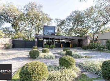 Casa · 492m² · 4 Quartos · 5 Vagas · Casa de condomínio impecável no Las Rocas