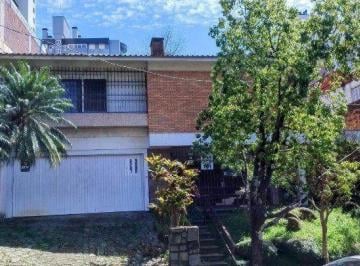 Casa · 320m² · 3 Quartos · 2 Vagas · casa ampla, terreno excelente tamanho, localização privilegiada em porto alegre