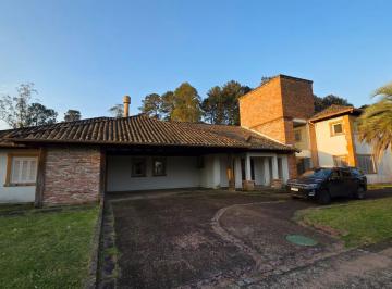 Casa · 300m² · 4 Quartos · 4 Vagas · Casa de Luxo em Condomínio: 4 quartos, 3 suítes, 3 salas, 4 banheiros, 4 vagas de garagem, 300m² - P