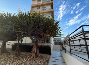 Apartamento · 2 Quartos · 2 Vagas · Apartamento semi-mobiliado para locação anual na Praia Brava em Itajaí/SC