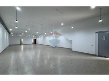 Comercial · 235m² · 1 Vaga · Sala Comercial para alugar em Jardim Santana de 235.00m² com 1 Garagem