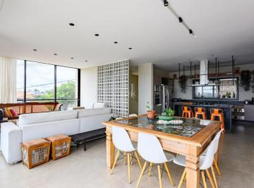 Casa · 400m² · 4 Quartos · 2 Vagas · Alguns lares são tão tranquilos, que até a luz repousa.