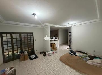 Casa · 240m² · 3 Quartos · 2 Vagas · Casa residencial com 3 quartos sendo 1 suíte disponível para locação e venda no bairro Granada em Ub