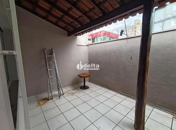 Casa · 360m² · 3 Quartos · 3 Vagas · Casa residencial com 3 quartos sendo 1 suíte disponível para locação no bairro Santa Mônica em Uberl