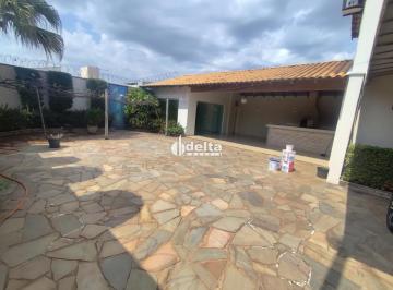 Casa · 300m² · 4 Quartos · 6 Vagas · Casa residencial com 4 quartos sendo 2 suítes disponível para locação e venda no bairro Brasil em Ub