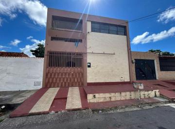b905e1ec81cda6d8d4a937a096dd0941320e53de · Casa duplex com 3 dormitórios sendo 2 suítes, localizada no Feitosa - 188m²
