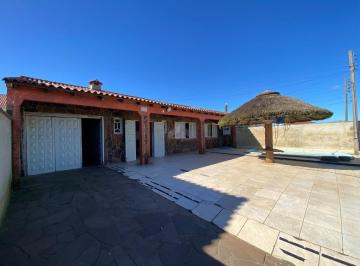 Casa · 87m² · 6 Quartos · 2 Vagas · Casa com 6 Dormitorios e Piscina a Venda em Cidreira-RS!