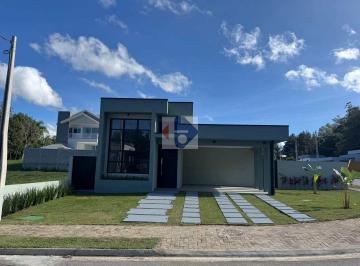 Casa · 2 Vagas · Exclusividade e Natureza: Viva em uma Casa Cercada por Verde!