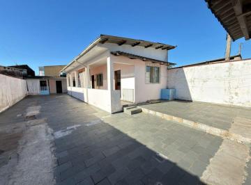 Casa de 3 quartos, Peruíbe · Casa com 3 quartos e espaço para piscina em Peruíbe.