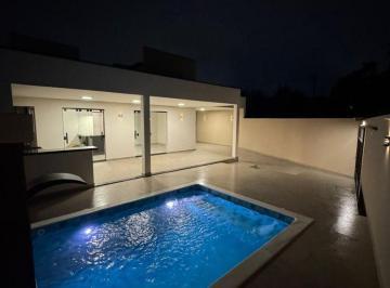 Casa de 3 quartos, Peruíbe · Casa na praia com piscina e 3 quartos em Peruíbe.