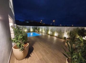 Casa · 230m² · 3 Quartos · 2 Vagas · Casa de alto padrão em condomínio Chácaras Primavera: 3 quartos, 3 suítes, 4 banheiros e 230m² em It