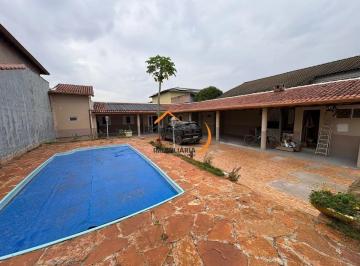 Casa de 3 quartos, Sobradinho · 3 quartos sendo 1 suíte, Cozinha com armários, varanda, piscina aquecida, churrasqueira