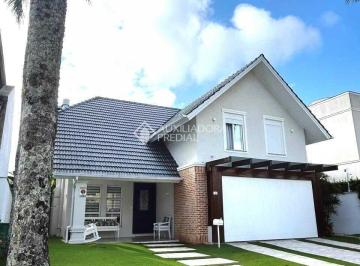 Casa · 231m² · 3 Quartos · 2 Vagas · Casa com 3 suítes em Jurerê Internacional