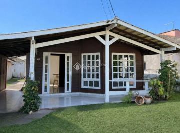 Casa · 360m² · 3 Quartos · 2 Vagas · Auxiladora Predial aluga, casa com 3 dormitórios, sendo uma suíte, além de dois banheiros, situada n