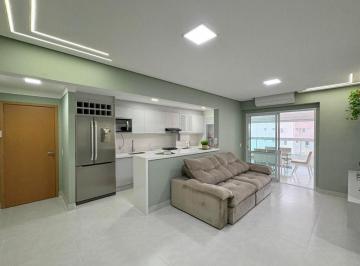 Sala · Apartamento à beira mar com 3 quartos (1 suíte), 2 vagas e lazer à venda em Jardim Astúrias, Guarujá