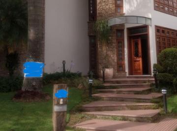 Casa de 4 quartos, Barueri · Oportunidade de casa a venda em Alphaville possui 580 metros com 4 suites