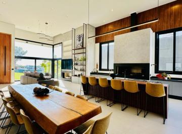Casa · 273m² · 3 Quartos · 2 Vagas · Mansão totalmente térrea mobiliada e com vista