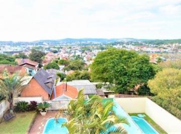 Casa · 220m² · 3 Quartos · 4 Vagas · Amplo sobrado com piscina e ótima área de lazer